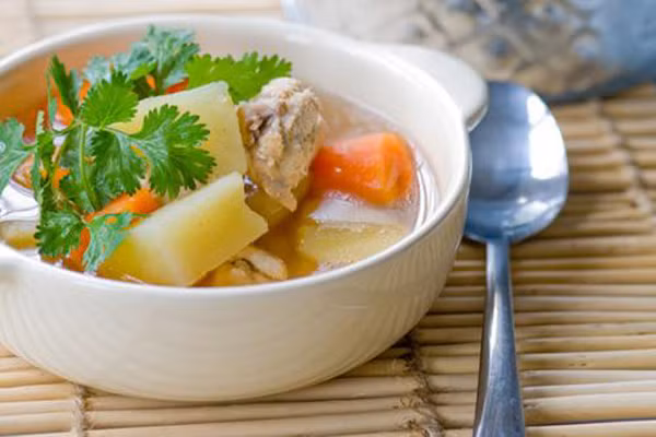 Khoai tây, khoai lang cùng cà chua. Thường các mẹ hay hầm các loại khoai cùng với cà chua để tăng màu đẹp cho món ăn. Tuy nhiên, trong cà chua có rất nhiều chất toan, cùng với khoai lang trong dạ dày sẽ hình thành chất khó tiêu, rất dễ dẫn đến đau bụng, tiêu chảy và rối loạn tiêu hóa.