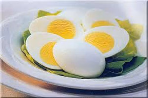 Trứng. Một quả trứng gà vào bữa phụ sẽ cung cấp cho trẻ vitamin D, protein, choline, canxi… giúp bé phát triển về thể chất và trí não. Mẹ cần nấu chín kỹ, nên được chiên trong 3 phút hoặc đun sôi cho 7 phút để tránh nhiễm khuẩn và giúp bé dễ tiêu hơn. Chỉ khi được nấu chín đủ thời gian, cấu trúc của protein của trứng mới trở nên lỏng lẻo để cơ thể dễ dàng tiêu hóa và hấp thụ.