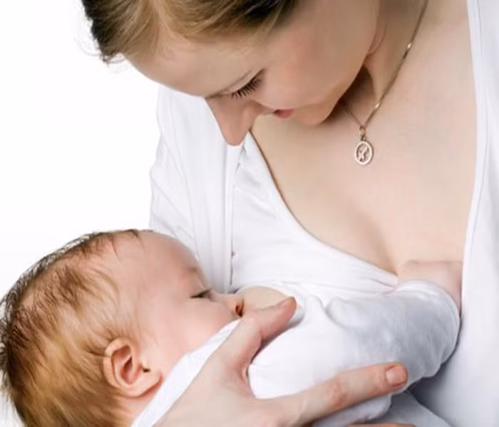 Bé dưới 1 tuổi. Trẻ lúc này rất cần các vitamin và khoáng chất, đặc biệt vitamin E, kẽm, sắt có trong sữa mẹ để tăng trưởng và đề kháng. Lúc này, hệ tiêu hóa của bé cũng chưa hoàn tiện và rất khó để tiêu hóa những loại protein phức hợp có trong sữa tươi. Vì thế, vẫn chưa nên cho trẻ dùng sữa tươi giai đoạn này.
