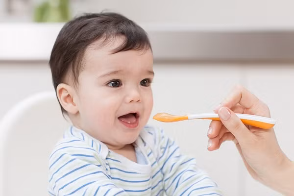 Bột yến mạch. Là một dạng ngũ cốc rất bổ dưỡng và cần thiết cho bé, đặc biệt là cho bộ não và trí thông minh do có chứa thành phần vitamin E, B, kali và kẽm. Các chuyên gia cho rằng, các bậc cha mẹ nên cho bé ăn thêm bột yến mạch mỗi sáng để tăng năng lượng hoạt động trong ngày cho bé.
