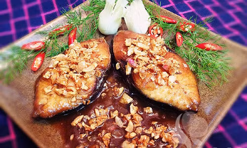 Cá thu sốt me. Món cá thu sốt me có vị đậm đà vừa ăn, chua chua ngọt ngọt thơm thơm rất hấp dẫn. Hỗn hợp nước me sền sệt có màu vàng cánh gián nhẹ bao quanh khúc cá rất đẹp mắt.