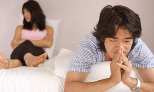 Phụ nữ thường mất một thời gian để tình cảm có phút chạnh lòng, sau đó mới tiến dần đến ngoại tình. Đàn ông thì thường bị hấp dẫn bởi ngoại hình và sự trẻ đẹp ngay từ phút đầu tiên.