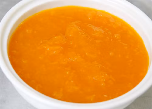 Chè bí đỏ. Vị ngọt của đường, bùi bùi của bí và béo béo của nướt cốt dừa sẽ tạo cho bạn cảm giác muốn ăn mãi. Bát chè nóng nóng thơm lừng trong tiết trời thu khi gia đình quây quần sẽ làm cho mọi người thích thú.