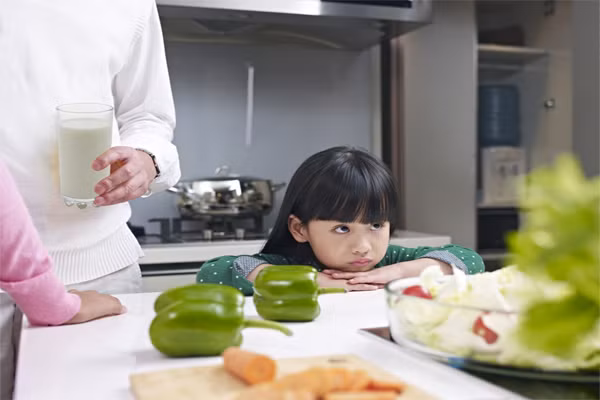 Trẻ từ 4 đến 11 tuổi. Trẻ không còn hành động mang tính bột phát nữa, trẻ đã có nhận thức rõ ràng, biết đánh giá và cảm nhận mọi việc diễn ra hằng ngày, trước những hình phạt, lời nói thiếu tôn trọng…trong lúc giận dữ của người lớn có thể để lại “vết thương” trong tâm lý của trẻ. Vì thế khi trẻ chê sữa, mẹ cũng không nên quát mắng gây áp lực cho bé