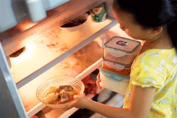 1. Không để thức ăn qua đêm. Nhiều mẹ có thói quen tiết kiệm thời gian bằng cách làm bữa sáng từ tối hôm trước. Tuy nhiên, thức ăn để qua đêm, đặc biệt là rau củ có thể sản sinh ra chất nitric gây ung thư có hại cho sức khỏe của bé.