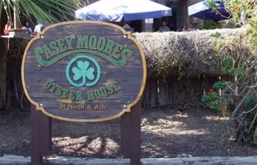 Quán rượu Casey Moore's Oyster House. Quán rượu này được biết đến với một đêm ma quái. Trong khi thưởng thức, thực khách đã nghe thấy tiếng động và ánh sáng lạ phát ra từ tầng trên, rồi đến những đĩa bay vô cùng bí ẩn.