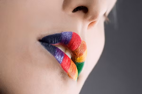 Từ đó đến giờ, công nghệ trang điểm liên tục thay đổi đa dạng và ngày càng được nâng cao. Nhờ vào việc “make up”, mọi phụ nữ ở các tầng lớp đều có thể thông qua đó thể hiện bản thân mình.