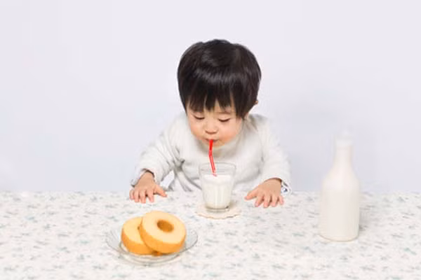 Tăng bữa ăn so với trẻ phát triển bình thường. Thay vì 3,4 bữa mẹ hãy tăng lên 5,6 bữa. Trước khi đi ngủ cũng nên cho trẻ ăn thêm bữa phụ như uống nửa ly sữa, ăn nửa quả chuối, nửa cốc sữa chua để tập cho trẻ thói quen không bị chán ăn. Bữa phụ này có thể sau bữa chính khoảng 2 giờ đồng hồ.