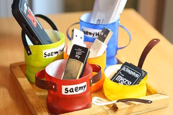 Lên danh mục những thứ cần thiết cho công việc bận rộn như USB, địa chỉ mail, sách ghi chú, đồ ăn nhẹ… Những thứ hỗ trợ công việc hàng ngày. Bạn sẽ không cần phải lục tung đống đồ để tìm nó. Cách này vừa giảm thời gian lại vừa không gây căng thẳng cho bạn.