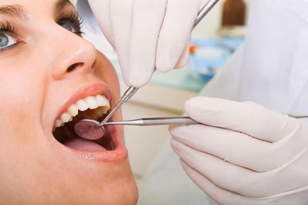 Sức khỏe răng miệng kém cho phép vi khuẩn có hại xâm nhập vào máu, thu hẹp và ngăn chặn các động mạch dẫn đến não. Điều này làm gián đoạn não nhận được tín hiệu từ các dây thần kinh thính giác.