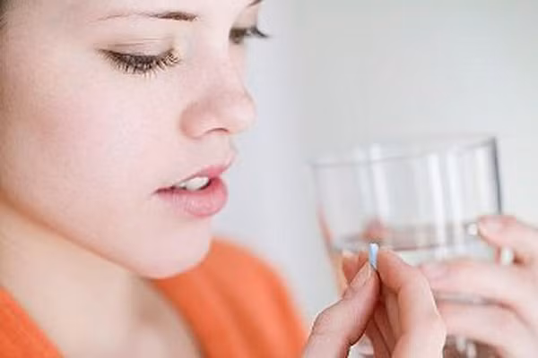 3. Ảnh hưởng của thuốc. Rất nhiều các loại thuốc khác nhau như cao huyết áp, tiểu đường, thuốc ngủ, thuốc chữa rối loạn cương dương cũng làm mờ mắt.