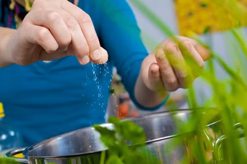 Nên gia vị thích hợp. Với nước dùng bò cần quế chi, thảo quả, hoa hồi, gừng, hành khô. Nước dùng gà lợn thường có hành, hạt tiêu đập giập, gừng, nấm hương, chân nấm.