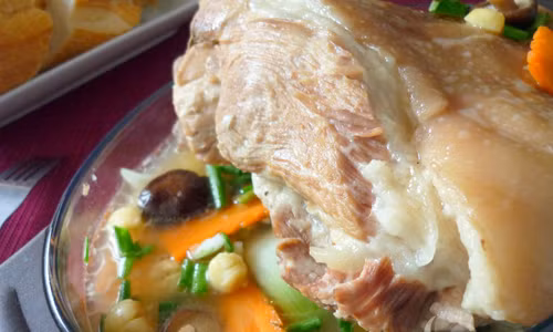 Canh hạt sen móng giò - tẩm bổ. Món canh này dùng cho người mới sinh ít sữa, sức khỏe yếu, có công hiệu cao. Món này giàu năng lượng, hợp với những ngày lạnh và ăn cùng cơm hoặc bánh mì. Từng thớ thịt chín nục, mềm thơm, róc xương. Ăn cả bì lẫn mỡ đều không hề có cảm giác béo ngấy mà trái lại còn rất lôi cuốn hấp dẫn từ người già đến trẻ nhỏ.