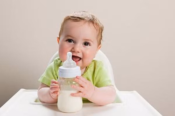 Chỉ cho bé dùng sữa bột. Mẹ lầm rằng, chỉ mỗi sữa bột mới cung cấp đủ dinh dưỡng cần thiết cho bé và loại bỏ sữa tươi ra khỏi thực đơn của con. Thực ra, sữa tươi hàm lượng dinh dưỡng cũng rất tốt cho sự phát triển của bé.
