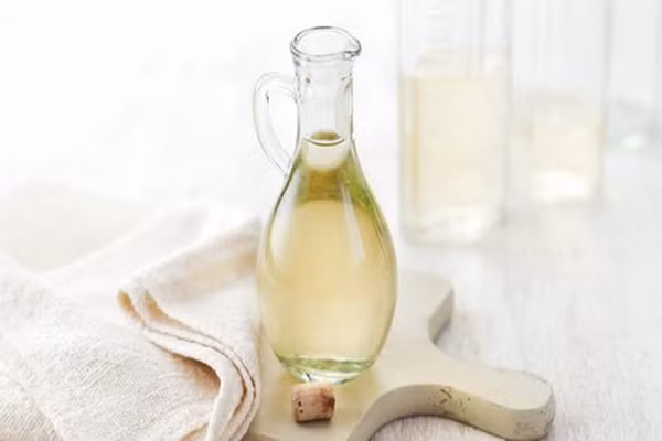 Dấm. Có tác dụng khử tanh, làm tăng mùi thơm của món ăn và mềm các chất cenlulo có trong rau. Giấm còn làm món ăn giữ được những vitamin cần thiết và làm cho cơ thể hấp thu dinh dưỡng tốt hơn. Thời điểm thích hợp để nêm giấm là lúc bạn bắt đầu chế biến hoặc khi đã nấu xong. Nó sẽ không ảnh hưởng đến hương vị, mà còn giúp món ăn tăng phần hấp dẫn.