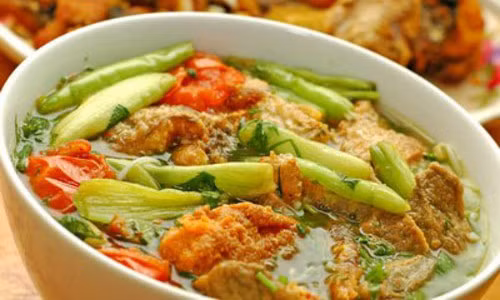 Bún cá Quỳnh Côi (Thái Bình). Điểm đặc biệt nhất của món ăn là ngoài sợi bún gạo trắng mỏng còn là thứ bánh đa vừa dai vừa mềm. Nước dùng có thêm chút gừng nên có vị hơi cay nhẹ, rau thì là làm nên hương thơm của tô bún.