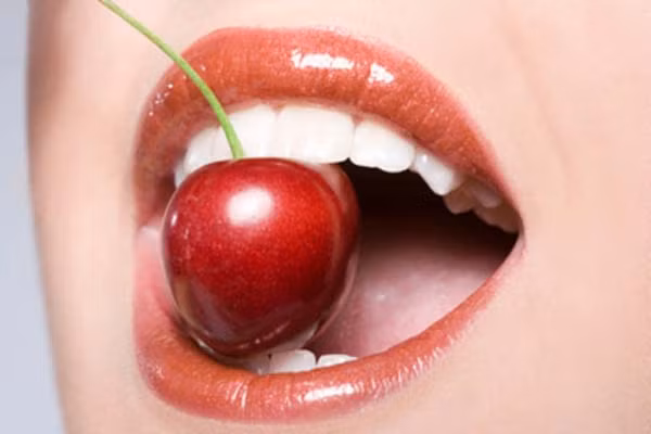 Đôi môi đỏ sẫm. Chứng tỏ cơ thể thiếu hemoglobin, thành phần quan trọng của hồng cầu. Nếu môi quá nhợt nhạt, rất có thể cơ thể đang thiếu máu do không có nhiều oxy mang tế bào hồng cầu nuôi môi.