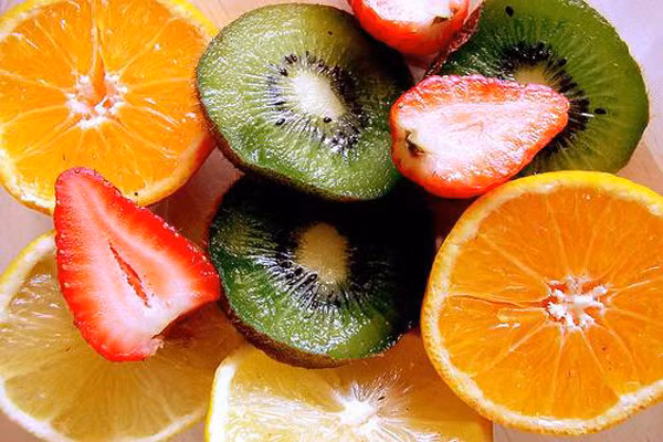 Thêm nữa, hãy thêm vào thực đơn những loại rau màu sáng như khoai lang, bí ngô có nhiều vitamin C, chống oxy hóa. Cá loại quả ít cholesterol giàu chất xơ như táo, lê, sung.