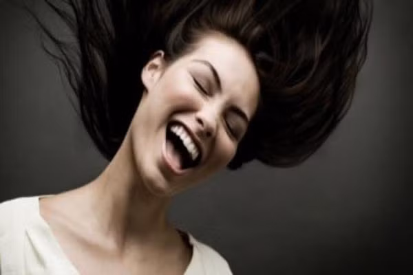 7. Cố gắng cười nhiều hơn. Tiếng cười quan trọng để tăng endorphins (chất dẫn truyền thần kinh hạnh phúc). Hãy xem phim hài thường xuyên hoặc tụ tập đi chơi với bạn bè.