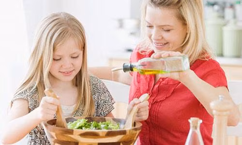 Không nên ăn tập trung một loại thức ăn nhất định, sẽ dễ gây cho con cảm giác chán ăn, đồng thời kết hợp các loại thức ăn hiệu quả để hệ tiêu hóa của con hấp thụ được một cách tối đa.