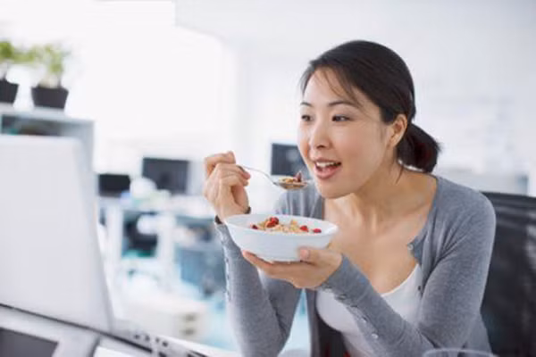 Nếu như mỗi ngày phải đối diện với máy tính trong thời gian rất dài, không chỉ có hại đối với mắt, dẫn đến thị lực giảm mà còn có thể dẫn đến sự mất cân bằng nội tiết của giới nữ, là “sát thủ hàng đầu” của sức khỏe.