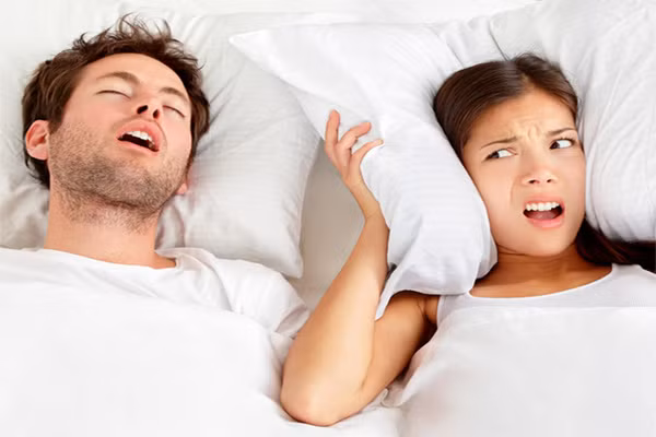 2. Ngáy. Nếu bạn đời phải mua nút tai dùng và thậm chí con mèo nhà bạn phải đi tìm chốn ngủ thì đích thị bạn có vấn đề về tim. Do luồng không khí ở lồng ngực hạn chế dẫn đến những hơi thở đứt quãng gây ra vấn đề ngáy to. Sự nghẽn hơi thở thông thường là triệu chứng của các căn bệnh cao huyết áp và bệnh suy tim.