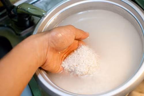 Dùng nước vo gạo. Ngâm thớt từ 3-4 phút trong hỗn hợp nước vo gạo pha muối rồi dùng khăn lau kỹ. Sau đó lấy nước nóng tráng qua, đảm bảo với các bạn mùi của thớt sẽ hết ngay.