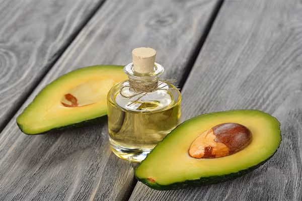 Dầu olive nên được sử dụng trong vòng 3 tháng sau khi mở nắp, mẹ nên giữ dầu trong ngăn mát tủ lạnh và tránh ánh sáng. Nếu bảo quản không tốt hoặc để quá thời gian này thì chất lượng dầu olive giảm đi đáng kể cho dù là loại tốt nhất. Lúc đó giá trị dinh dưỡng không còn như trước. Cách tốt nhất là sau khi mua về mẹ hãy san ra một chai nhỏ để dùng dần nhằm hạn chế quá trình oxy hóa do mở nắp.