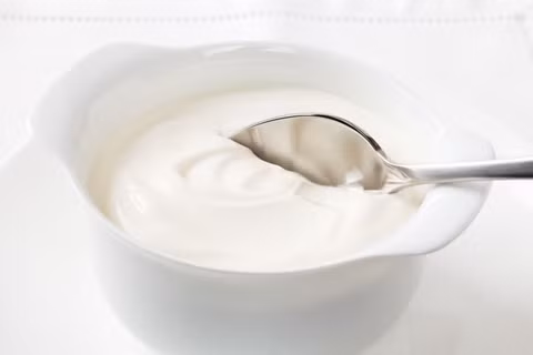 Với những trẻ dưới 6 tháng tuổi, trẻ bị thừa cân, trẻ đang bị tiêu chảy, trẻ dị ứng với sữa bò mẹ không nên cho con ăn loại thực phẩm này. Và lưu ý rằng, váng sữa rất dễ hỏng nên mẹ phải bảo quản tủ lạnh ở nhiệt độ tương đối ổn định. Sau khi mua dùng càng sớm càng tốt.