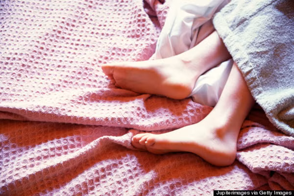 Chăn ga phải hòa hợp với nhau. Tuy rằng không có quy luật gì với chăn ga cả nhưng nó cũng phải tạo được cho bạn sự thoải mái mới mong có giấc ngủ ngon. Ví như chăn ấm hay một tấm ga trải giường với màu sắc yêu thích sẽ khiến bạn hài lòng hơn rất nhiều một tấm ga màu sắc bạn ghét đập vào mắt mình.