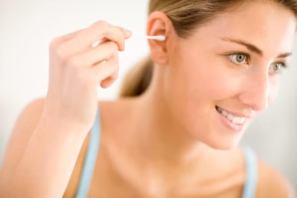 Bạn cũng không nên sử dụng bông ngoáy tai, vì công cụ này sẽ đẩy ráy tai đi vào sâu hơn. Bạn nên nhờ người có kinh nghiệm dùng dụng cụ chuyên dụng để gắp bỏ ráy tai cho sạch sẽ.