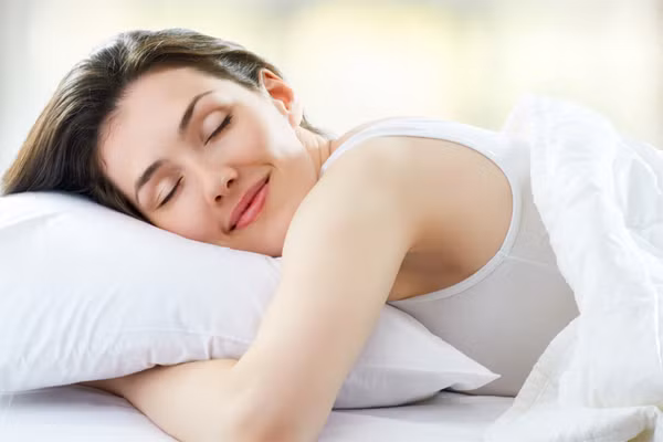 Đắp mặt nạ trước khi đi ngủ không những làm cho mắt sáng hơn mà còn đưa bạn vào giấc ngủ được nhanh hơn.