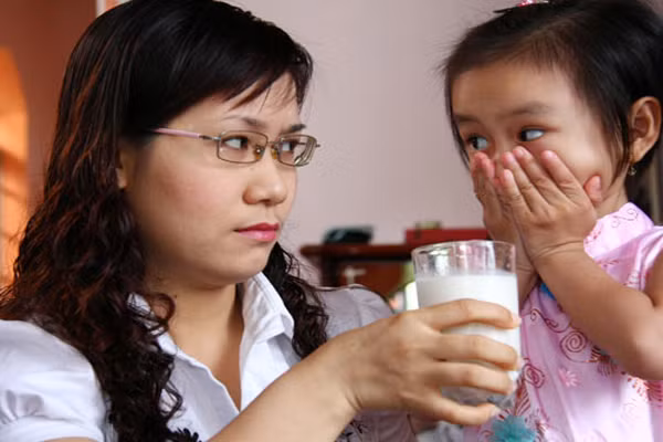 Trẻ từ 1 đến 2 tuổi. Lúc này trẻ đã vững vàng hơn và phát triển đều đặn cả về vật chất lẫn tinh thần. Tâm lý bé lúc này cũng đã thay đổi, muốn “tự lập” nhiều hơn mặc dù bé chưa biết làm cách nào. Điều này thể hiện khi trẻ muốn cầm muỗng xúc ăn, rửa tay, tự cầm cốc hay học theo hành động của cha mẹ. Vậy nên, cha mẹ có thể cùng con uống sữa để làm gương cho trẻ