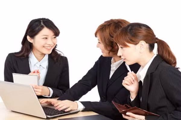 Hoạt động xã hội của nữ giới mạnh hơn. Do phụ nữ tương tác với mọi người nhiều hơn nam giới do đó khiến họ sống lâu hơn. Điều này đã được chứng minh trong một nghiên cứu của trường Đại học Brigham Young rằng, tỷ lệ những người có kết cấu xã hội vững chắc sẽ có thấp hơn 50% tử vong hơn.