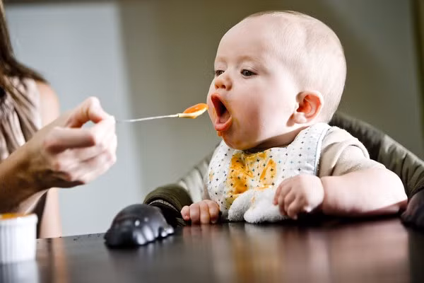 2. Váng sữa. Lượng chất béo này cao gấp đôi so với chất béo có trong một ly sữa thông thường của trẻ. Do đó, đây là nguồn cung cấp năng lượng rất cao nhưng lại quá ít chất đạm, nghèo chất khoáng và vi chất dinh dưỡng. Vì điều này nó không thể được dùng thay sữa.