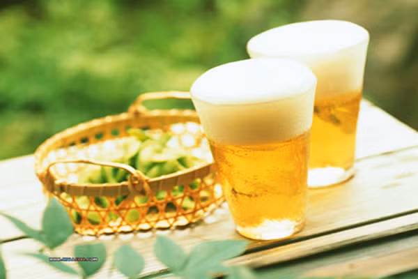 Nước đóng vai trò quan trọng trong sản xuất bia. Trong suốt chiều dài lịch sử. Vị trí của các nhà máy bia được quyết định bởi độ tinh khiết của dòng nước địa phương, nó quan trọng hơn cả những hương liệu để làm ra bia.