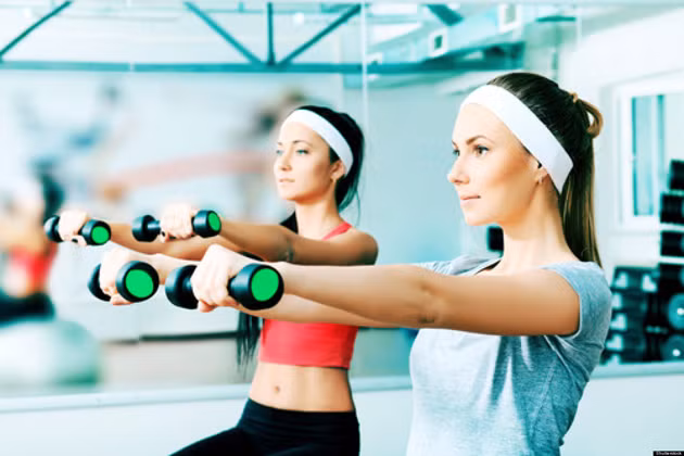 Đó là bởi vì, khi tập thể dục tuyến nước bọt giảm đi. Nước bọt được làm đầy với các khoáng chất giúp nuôi dưỡng răng của bạn và trung hòa axit gây ăn mòn và sâu. Ngoài ra, tiêu thụ các loại nước uống thể thao có đường và tính axit trong khi tập luyện cũng làm sâu răng.