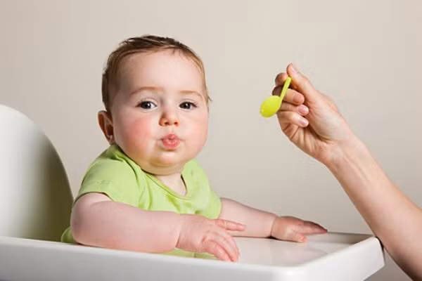 Men vi sinh là các chế phẩm chứa các vi sinh vật có ích, dùng để cải thiện sự cân bằng của hệ vi khuẩn đường ruột và có lợi ích cho sức khỏe người dùng. Còn men tiêu hóa là hỗn hợp các Enzym khác nhau có tác dụng chuyển hoá các chất trong cơ thể để tiêu hóa và hấp thu thức ăn.