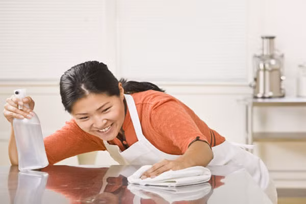 4. Dọn sạch nhà cửa. Vi rút cúm sống có thể có trên nắm tay cửa, vòi nước, tủ đồ chơi hoặc bất cứ nơi nào. Virus cúm sống có thể kéo dài sự sống cho đến 2 ngày trên tay nắm cửa, vòi nước, tủ xử lý và đồ chơi cho bất cứ nơi nào từ hai giờ đến hai ngày. Để bảo vệ cho con và chính mình, lau chùi sạch sẽ bằng xà phòng hoặc chất khử trùng mới tiêu diệt sạch được vi rút.