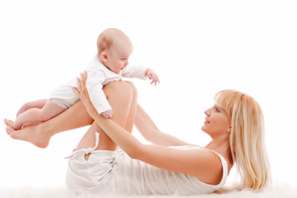 Nếu sinh thường, sức khỏe tốt thì chỉ cần vài ngày sau sinh có thể làm vài động tác nhẹ nhàng khi ngồi trên giường hay ghế. Song, chỉ là động tác chân tay nhẹ nhàng, cấm chỉ những động tác chạy nhảy.