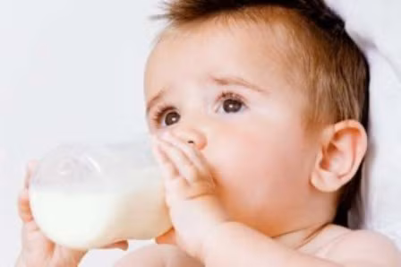 Với các bé trên 6 tháng tuổi. Có thể nói rằng, giai đoạn quan trọng nhất là đây do mẹ đã có thể cho bé làm quen với các thức ăn dặm song song với việc uống sữa công thức dành cho độ tuổi của bé. Sự khác biệt giữa sữa công thức dành cho trẻ sơ sinh và sữa dành cho các trẻ lớn hơn là nồng độ sắt.