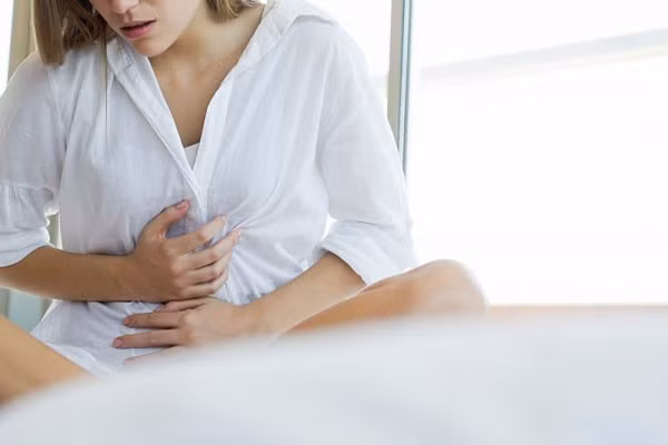 Những người bệnh có hội chứng dễ bị kích thích ở đường ruột. Đặc điểm chứng bệnh này là sinh ra những phản ứng sinh lý của công năng do cơ bắp đường ruột vận động nhiều. Triệu chứng của nó có liên quan đến những nhân tố về tinh thần và dị ứng của thức ăn bao gồm dị ứng sữa bò và các chế phẩm của sữa.