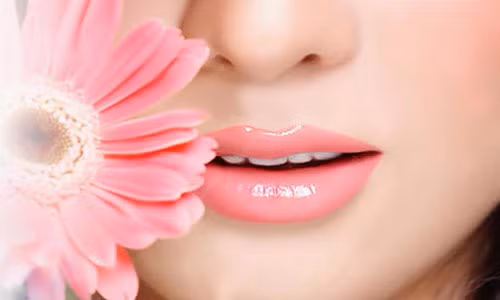 Tẩy tế bào chết trên môi. Mỗi tuần một lần tẩy da chết cho môi bằng cách dùng khăn mặt mềm chà nhẹ nhàng lên môi khoảng 10 giây. Bạn cũng có thể dùng bàn chải đánh răng có lông mềm để chà xát vào các góc của môi để tẩy đi những tế bào da chết.