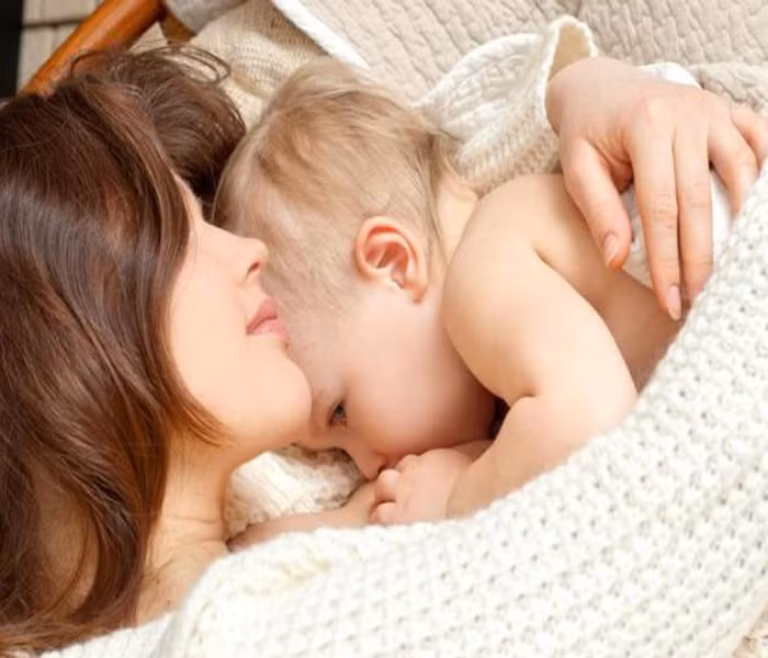 Mặt khác, nhu cầu các chất khoáng như sắt, kẽm bắt đầu có thể bị thiếu hụt từ khoảng 5 đến 6 tháng tuổi. Cho con ăn dặm quá sớm sẽ dẫn đến bé thiếu hụt những chất này. Nếu các mẹ cho con ăn dặm đúng thời điểm, sẽ có lợi rất nhiều cho sức khỏe của bé.