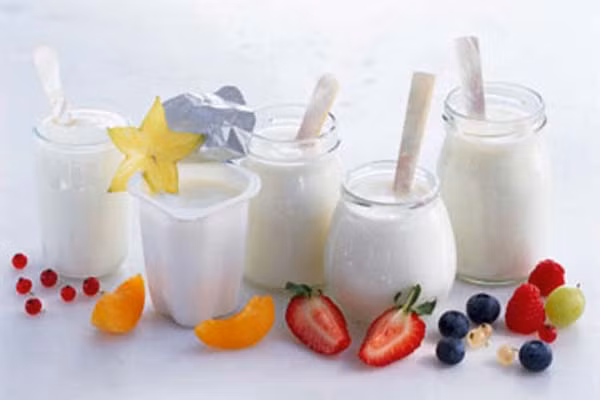 Sữa chua. Chứa nhiều canxi, vitamin, giúp trẻ phát triển hệ xương chắc khoẻ. Ngoài ra, nó còn bổ sung nhiều vi khuẩn có lợi để giúp bé có hệ tiêu hóa khỏe mạnh. Bên cạnh đó, trẻ ăn sữa chua sẽ cảm thấy ngon miệng hơn vào bữa chính, ăn uống chừng mực và tiêu hoá tốt. Với sữa chua, bạn cũng có thể chế biến nhiều món ăn hấp dẫn như trái cây trộn sữa chua hay ăn cùng bánh mì… để thu hút bé hơn.
