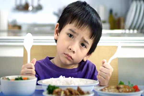 Không ép trẻ ăn. Thường thì bố mẹ thấy con còi cọc, cố ép trẻ ăn để vớt vát lại phần nào chất dinh dưỡng. Song, một khi trẻ đã chán ăn, ép chỉ khiến trẻ nôn trớ, lâu dần trẻ sẽ sợ khi đến giờ ăn và trở nên biếng ăn.