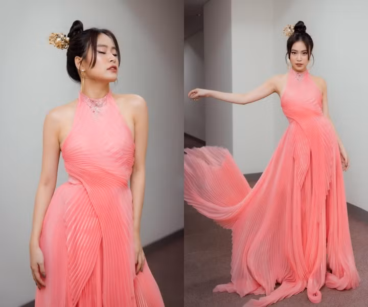  Hoàng Thuỳ Linh xuất hiện ấn tượng tại một sự kiện tuần qua trong bộ cánh màu hồng pastel ngọt ngào. Kiểu dáng thiết kế nhanh chóng thu hút người đối diện với phần cổ và ngực áo lấy cảm hứng từ chiếc yếm đào, cùng loạt chi tiết rập ly bay bổng như nét chấm phá thành hình từ cuộc chạm va Đông - Tây. Nữ ca sĩ trang điểm tiệp màu trang phục, búi tóc cao và gài trâm đậm tinh thần Á Đông quý phái.