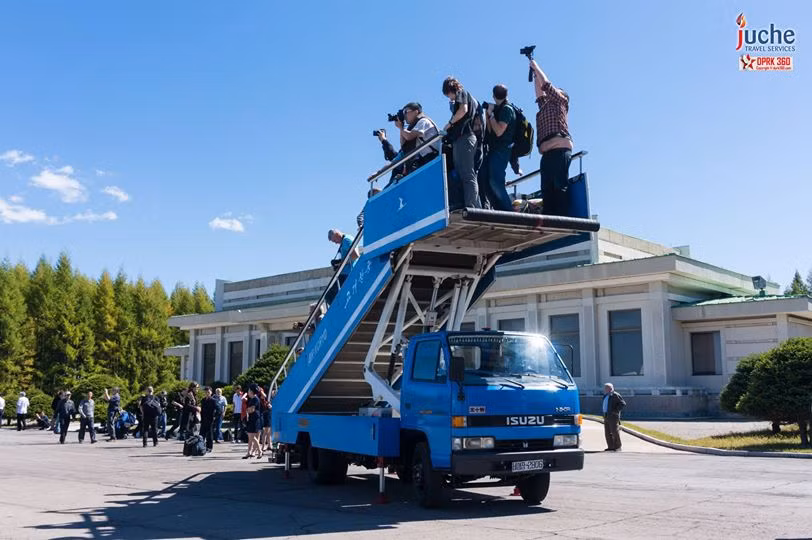 Đặc biệt, hành khách sẽ được sắp xếp chụp ảnh với chiếc máy bay Ilyushin IL-18 của hãng Air Koryo, hiện đã ngừng sản xuất và hạn chế phục vụ.