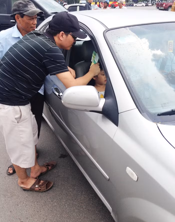 Giao dịch ngay trong ô tô.