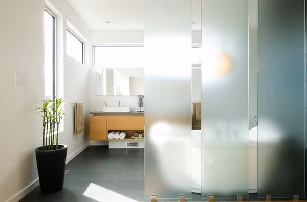 Làm cho phong cách thêm hiện đại với một chậu tre may mắn.